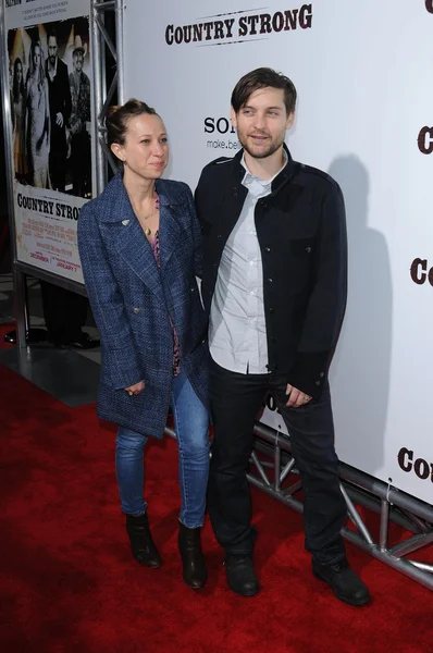 Jennifer Meyer y Tobey Maguire — Foto de Stock