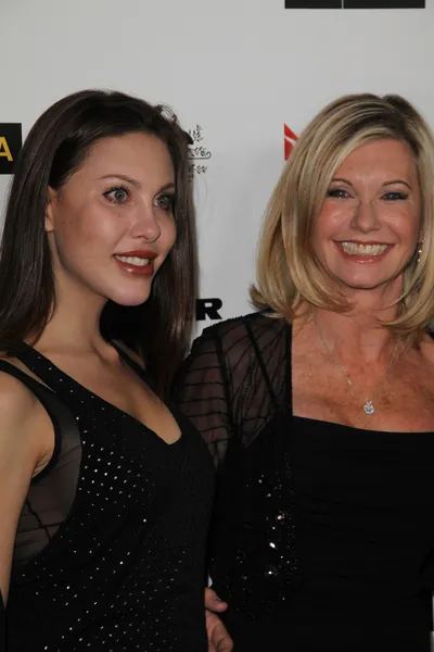 Chloe lattanzi und mutter olivia newton john — Stockfoto