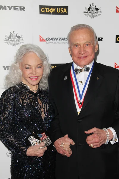 Buzz aldrin a manželka lois na Austrálie usa Dobrý den týden 2011 černá kravata g — Stock fotografie