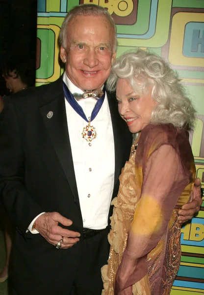 Buzz Aldrin y Lois Aldrin en la 68ª edición de los Premios Globo de Oro de HBO — Foto de Stock