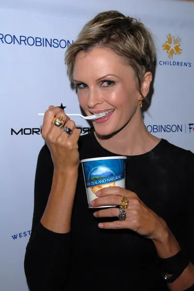 Kylie Bax with New Zealand Naturals Ice Cream — Stock Photo, Image