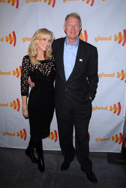 Ed Begley Jr. and Rachelle Carson at GLAAD Celebrates 25 Years Of LGBT Ima — 图库照片