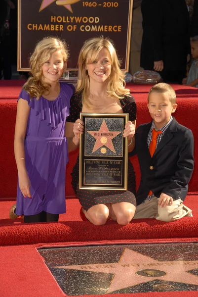 Reese witherspoon i dzieci — Zdjęcie stockowe