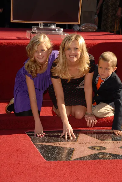 Reese Witherspoon and kids — Stock Photo, Image