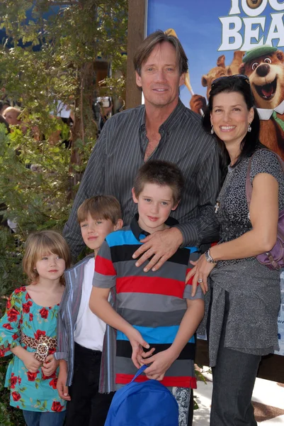 Kevin sorbo en familie aan de yogi bear los angeles premiere, dorp theater, westwood, ca. 12-11-10 — Stockfoto