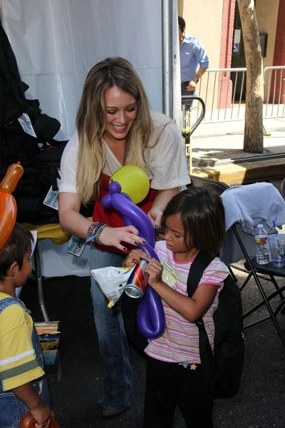 Hilary Duff en el Skid Row Block Party en Los Angeles Mission, Los An — Foto de Stock