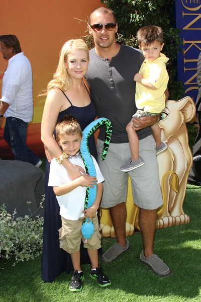 Melissa Joan Hart, Mark Wilkerson sons Braydon, Mason at "The Lion King 3D — Stock Photo, Image