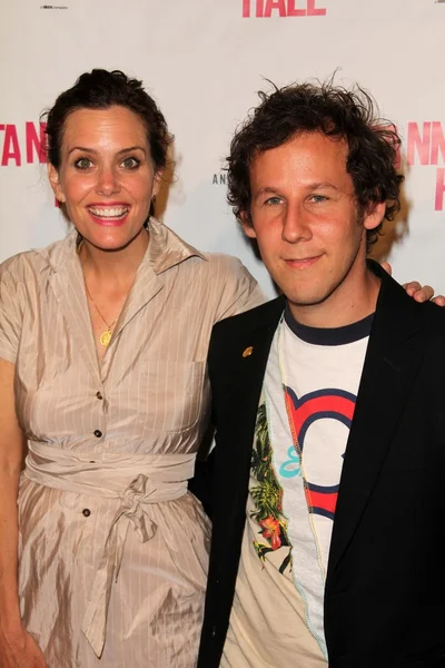 Ione Skye, Ben Lee en el estreno de "Tanner Hall", Vista Theater, Los Angel — Foto de Stock