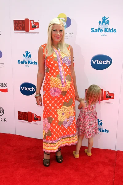 Tori Spelling and Daughter — Stock Photo, Image