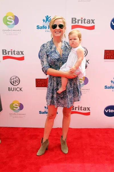 Jessica Capshaw och dotter i första någonsin röda mattan Event för barn — Stockfoto