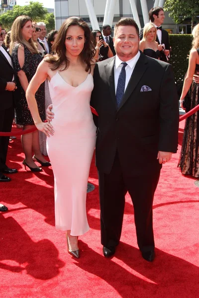 Jennifer Elia and Chaz Bono at the 2011 Primetime Creative Arts Emmy Award — Stock Photo, Image