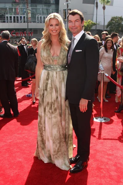 Rebecca Romijn and Jerry O'Connell at the 2011 Primetime Creative Arts Emm — Stock Photo, Image
