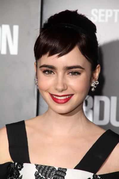 Lily Collins v "abdukci" světové premiéře, čínské divadlo, Hollywood — Stock fotografie