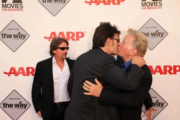 Emilio Estevez, Charlie Sheen, Martin Sheen à l'AARP Films pour adultes — Photo