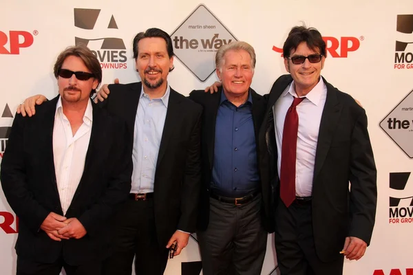 Emilio Estevez, Ramon Estevez, Martin Sheen, Charlie Sheen at the AARP Mov — Stock Photo, Image