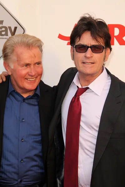 Martin Sheen, Charlie Sheen at the AARP Movies For Grownups Premiere of "T — Stock Photo, Image