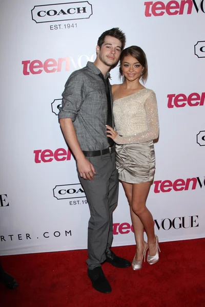 Matt Prokop y Sarah Hyland en la Novena Vogue Anual Joven Joven Hollywood —  Fotos de Stock