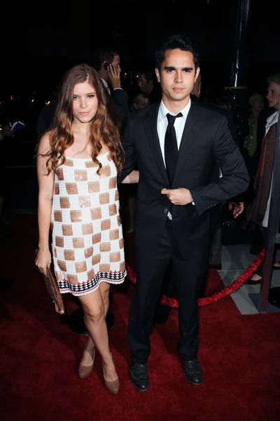 Kate Mara y Max Minghella en el "The Ides Of March" Los Angeles Premier — Foto de Stock