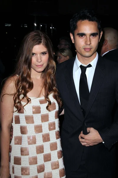 Kate Mara y Max Minghella en el "The Ides Of March" Los Angeles Premier — Foto de Stock