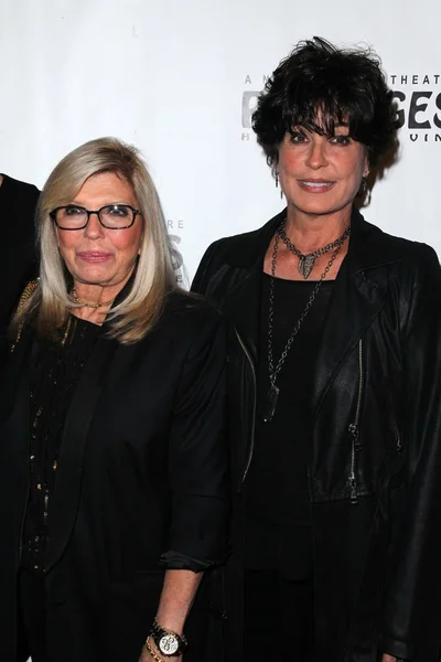 Nancy Sinatra, Tina Sinatra en el estreno "Come Fly Away", Pantages, Hol —  Fotos de Stock