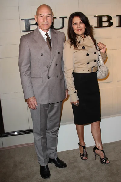 Patrick Stewart y Marina Sirtis en el Burberry Body Launch, Burberry, B — Foto de Stock