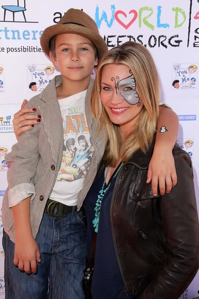 Natasha Henstridge and son at the launch party for the partnership between — Stock Photo, Image