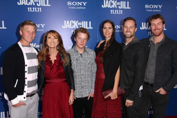 Jane Seymour e sua família no "Jack and Jill" World Premiere, Village Theater, Westwood — Fotografia de Stock