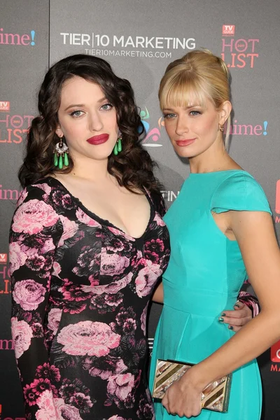 Kat Dennings, Beth Behrs en TV Guide Magazine 's Annual Hot List Party, Greystone Mansion Supperclub — Foto de Stock