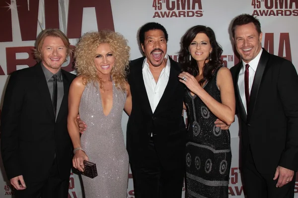 Little Big Town y Lionel Richie en los Premios CMA 2011, Bridgestone Are — Foto de Stock