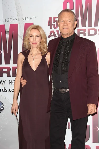Glen Campbell and Wife at the 2011 CMA Awards, Bridgestone Arena, Nashvill — Stock Photo, Image