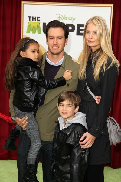 Mark-Paul Gosselaar and family at "The Muppets" World Premiere, El Capitan — Stock Photo, Image