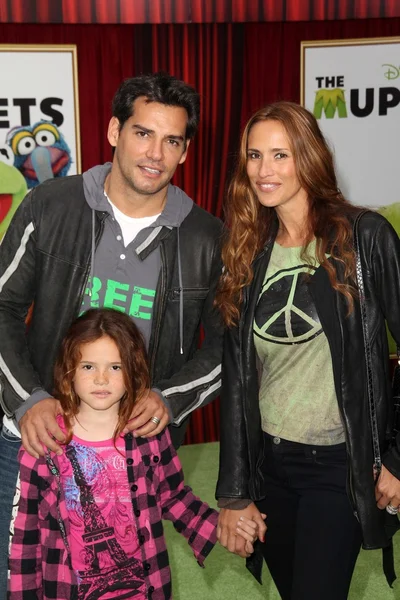 Cristian de la Fuente e sua família no "The Muppets" World Premiere, El Capit — Fotografia de Stock