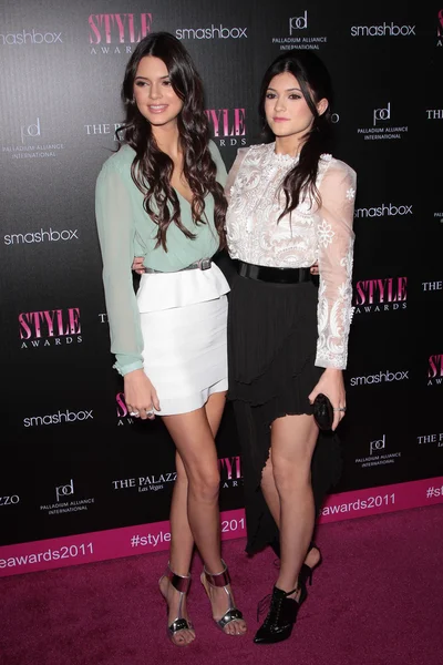 Kendall jenner en kylie jenner op de 2011 hollywood stijl awards, smashb — Stockfoto
