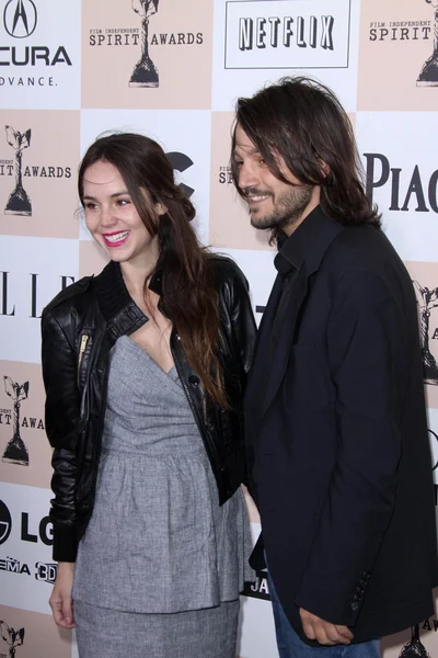 Diego Luna y Camila Sodi en los Premios Film Independent Spirit 2011, San — Foto de Stock