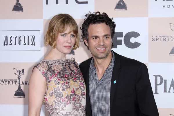 Mark Ruffalo y su esposa Sunrise Coigney en el 2011 Film Independent Spirit — Foto de Stock