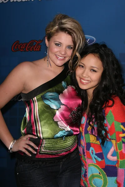 Lauren Alaina and Thia Megia at the American Idol Season 10 Top 13 Finalis — Stock Photo, Image