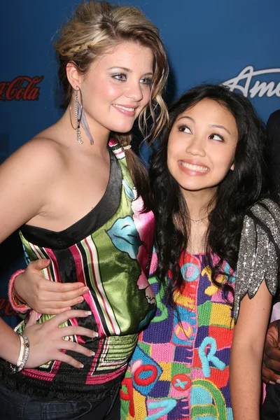 Lauren Alaina y Thia Megia — Foto de Stock