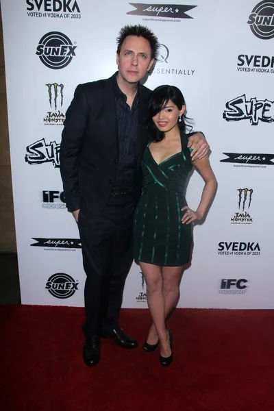 Джеймс Ганн и Миа Мацумия на премьере "Супер" в Лос-Анджелесе, Египет — стоковое фото
