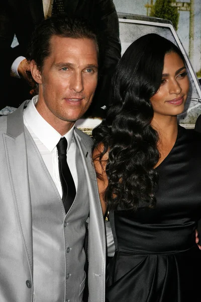 Matthew McConaughey y Camila Alves en "The Lincoln Lawyer" Los Angeles S — Foto de Stock