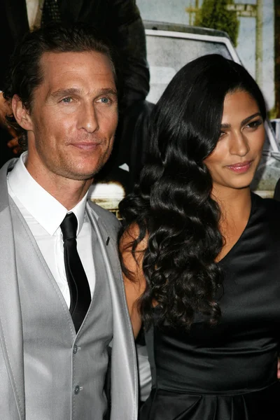 Matthew McConaughey and Camila Alves at "The Lincoln Lawyer" Los Angeles S — Stock Photo, Image