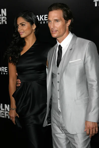 Camila Alves and Matthew McConaughey — Stock Photo, Image