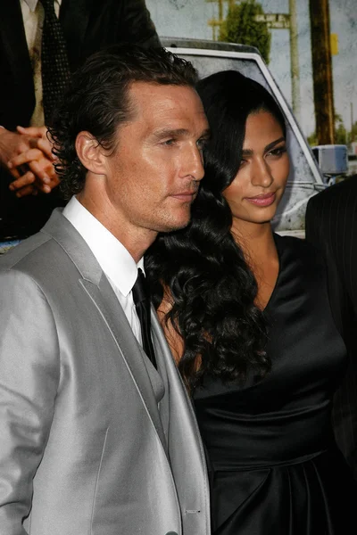 Matthew McConaughey e Camila Alves al "Lincoln Lawyer" Los Angeles S — Foto Stock