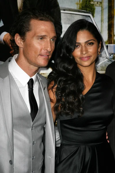 Matthew McConaughey i Camila Alves w "prawnik Lincoln" Los Angeles S — Zdjęcie stockowe