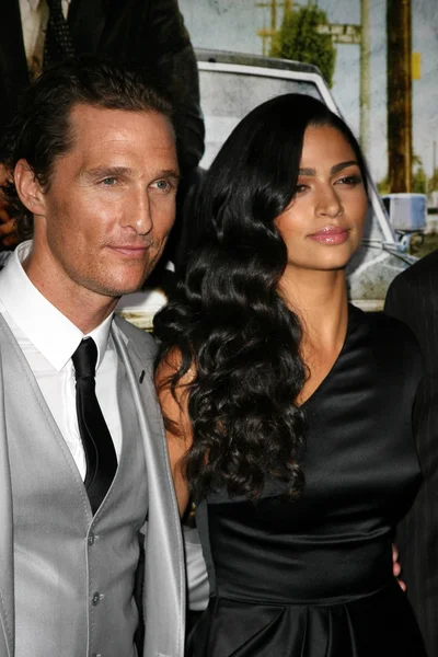 Matthew McConaughey e Camila Alves no "The Lincoln Lawyer" Los Angeles S — Fotografia de Stock