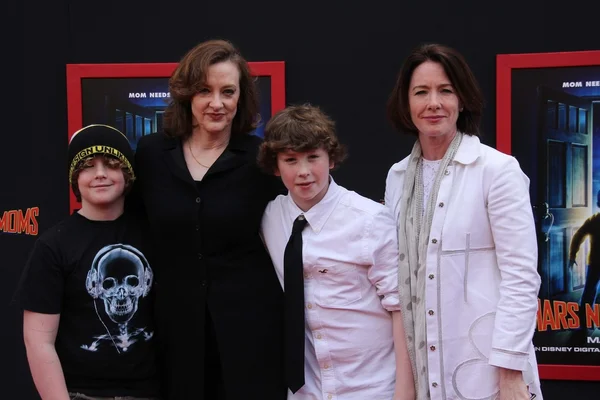 Joan Cusack e membros da família no "Mars Needs Moms" World Premiere, El — Fotografia de Stock