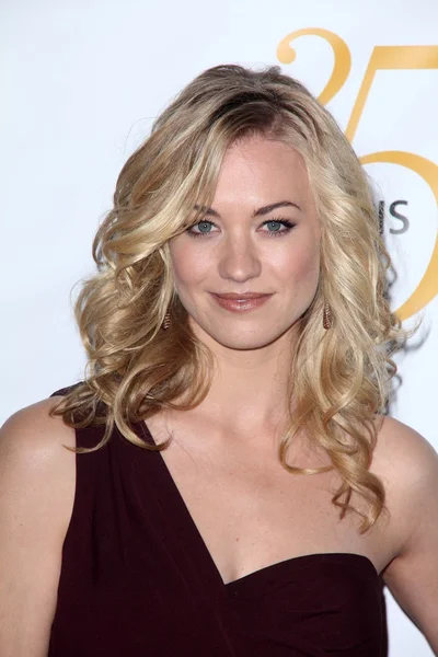 Yvonne strahovski på 25: e årliga genesis awards, talet plaza hotel, staden — Stockfoto