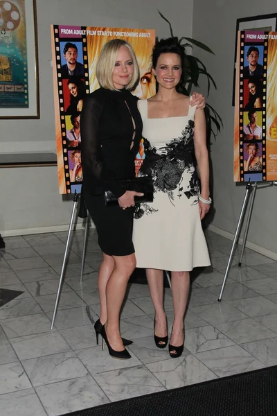 Marley Shelton y Carla Gugino en la proyección especial "Elektra Luxx" de Los Ángeles, sala de proyección Aidikoff, Beverly Hills —  Fotos de Stock
