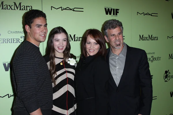 Hailee Steinfeld con el hermano Griffin y los padres Cheri y Pete en la Cuarta Fiesta Anual de Mujeres en Cine Pre-Oscar, Soho House, West Hollywood —  Fotos de Stock