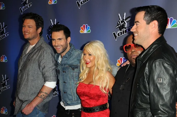 Blake Shelton, Adam Levine, Christina Aguilera, Cee Lo Green, Carson Daly alla conferenza stampa "The Voice" della NBC, Los Angeles — Foto Stock