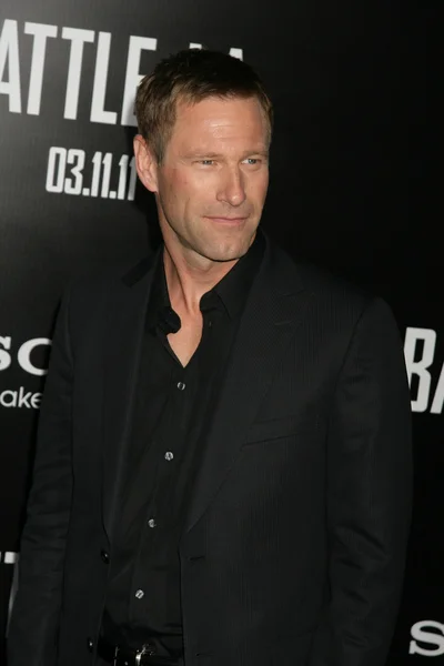 Aaron eckhart na "battle: los angeles" los angeles premiéra, obec divadlo, westwood — Stock fotografie